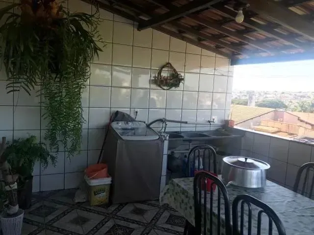 Imagem 5: Sobrado com Um Apartamento, Duas Casas e Um Cômodo Comercial a Venda B. Jaraguá