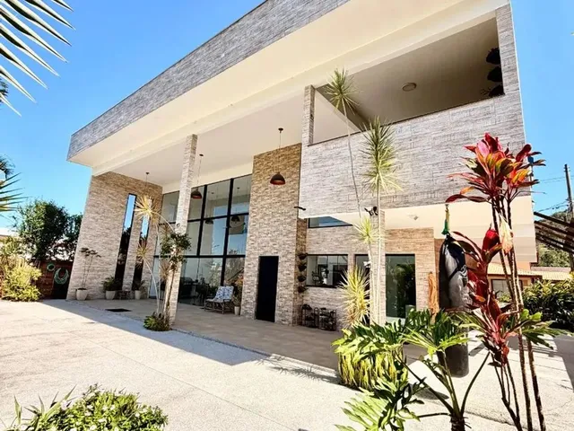 Imagem: Casa (Padrão), com 4 Quartos e 3 Banheiros