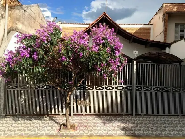 Imagem: A casa possui 5 Dormitórios, 3 Suítes, 5 Banheiros, 3