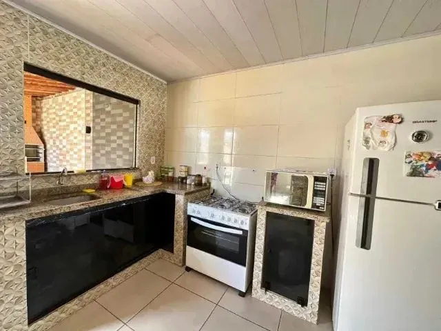 Imagem: A casa possui 3 Dormitórios, 2 Banheiros, 2 Vagas na