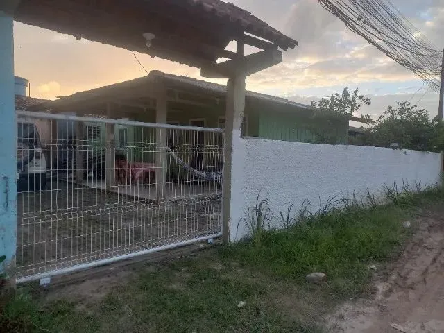 Imagem: A casa possui 3 Dormitórios, 1 Banheiro, 2 Vagas na