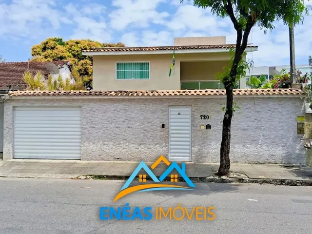 Imagem: Casa de Alto Padrão para Venda no Bairro