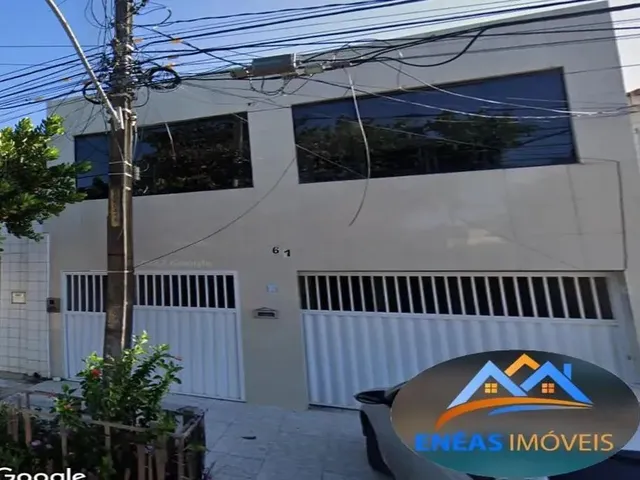 Imagem: A casa possui 4 Dormitórios, 2 Banheiros, 2 Vagas na