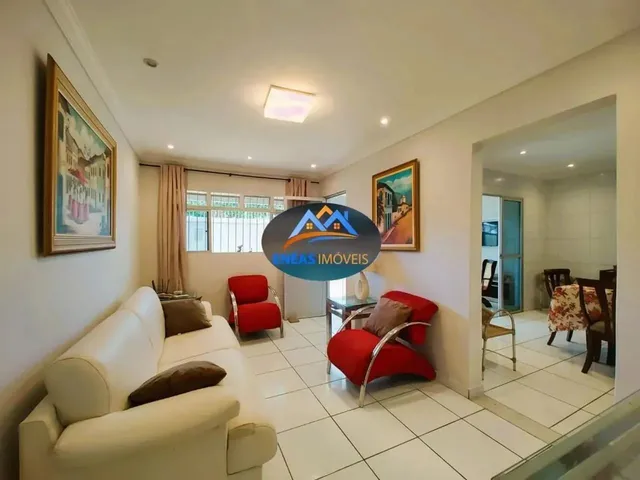 Imagem: A casa possui 3 Dormitórios, 2 Banheiros, 2 Vagas na