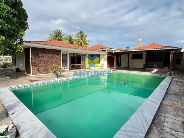 Imagem: A casa possui 5 Dormitórios, 1 Suíte, 4 Banheiros, 5