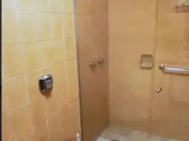 Imagem 11: Apartamento para Venda em Curitiba, Água Verde, 4 Dormitórios, 2 Suítes, 3 Banheiros