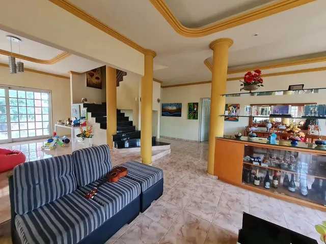 Imagem: A casa possui 5 Dormitórios, 4 Suítes, 5 Banheiros, 4