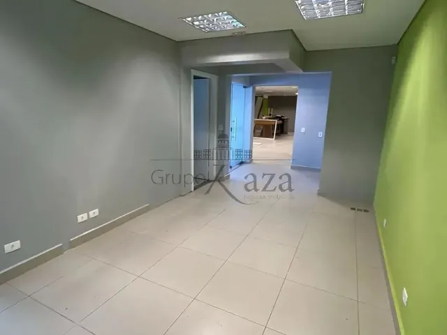 Imagem: O depósito possui 6 Banheiros, 2 Vagas na garagem, 440m²
