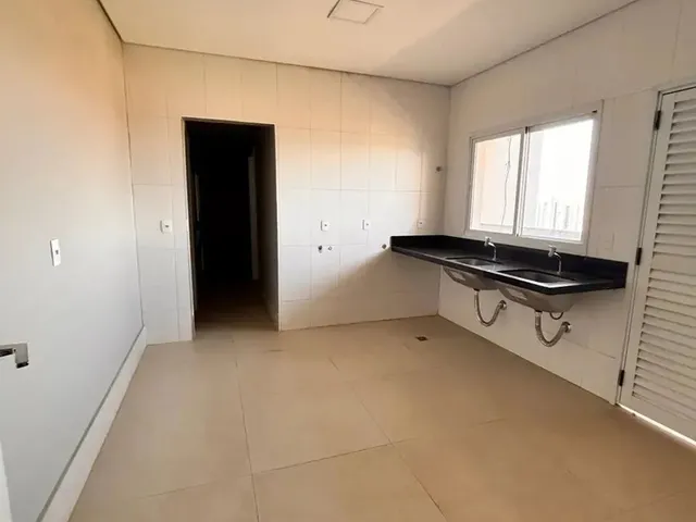 Imagem 7: Imóvel para Aluguel com 440 Metros Quadrados com 5 Quartos em Jardim Florianópolis