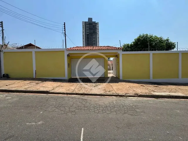 Imagem: A casa possui 5 Dormitórios, 3 Suítes, 1 Banheiro, 5