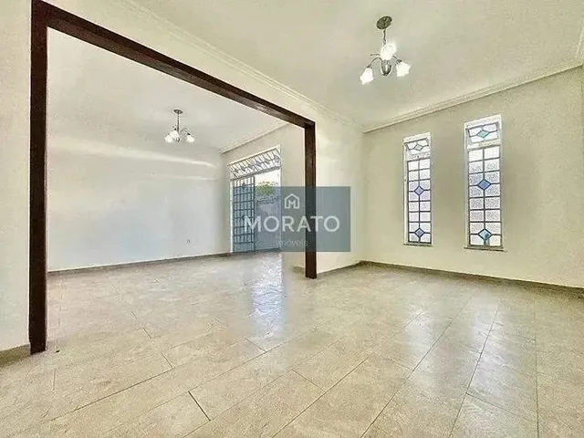 Imagem 3: Casa com 5 Quartos Sendo 2 Suítes com 5 Vagas de Garagem no Bairro Itapoã