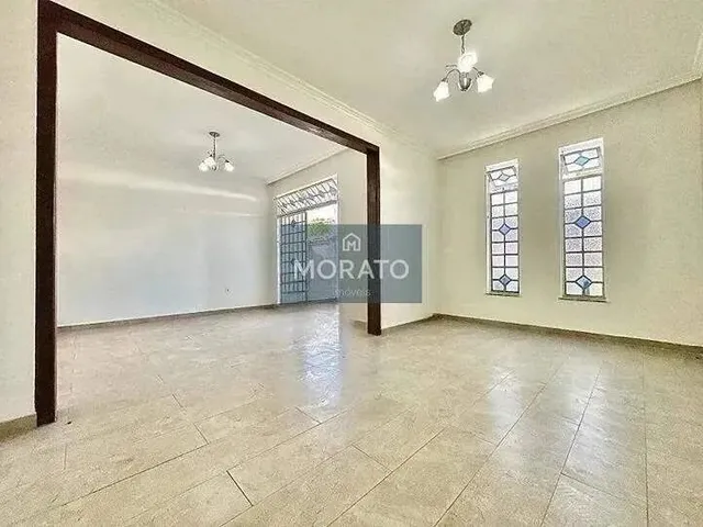 Imagem 9: Casa com 5 Quartos Sendo 2 Suítes com 5 Vagas de Garagem no Bairro Itapoã