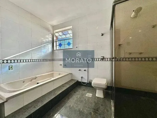 Imagem 7: Casa com 5 Quartos Sendo 2 Suítes com 5 Vagas de Garagem no Bairro Itapoã