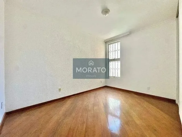 Imagem 5: Casa com 5 Quartos Sendo 2 Suítes com 5 Vagas de Garagem no Bairro Itapoã