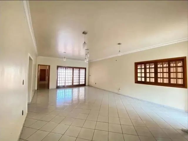 Imagem: A casa possui 4 Dormitórios, 3 Suítes, 5 Banheiros, 3