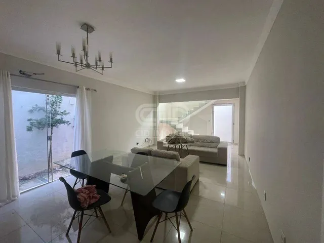 Imagem: A casa possui 5 Dormitórios, 2 Suítes, 5 Banheiros, 2