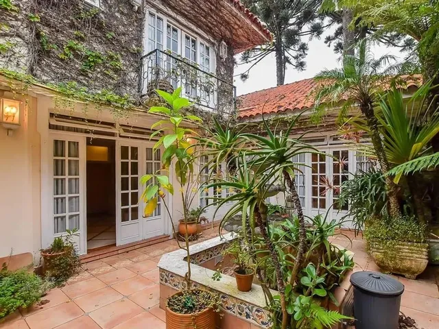 Imagem: São Lourenço, Casa Triplex, Desocupada