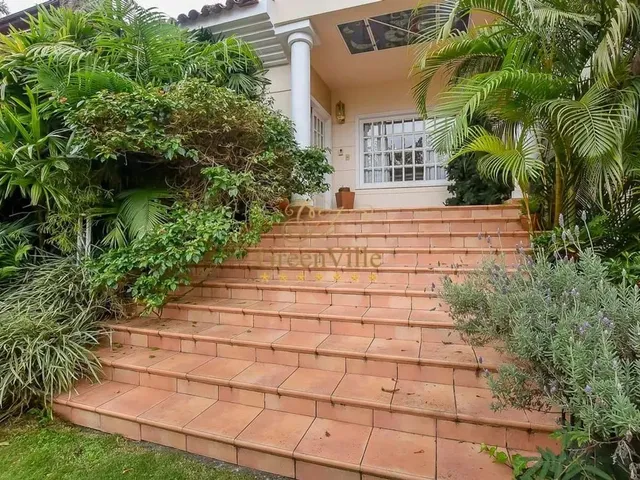 Imagem 3: São Lourenço, Casa Triplex, Desocupada, com Local para Elevador de Carga, Condomínio