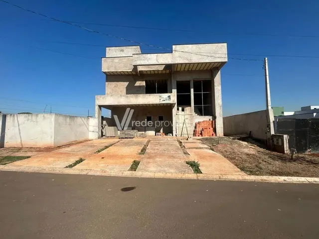 Imagem: A casa em condomínio possui 5 Dormitórios, 4 Suítes, 5