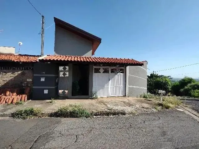 Imagem: A casa possui 3 Dormitórios, 4 Banheiros, 2 Vagas na