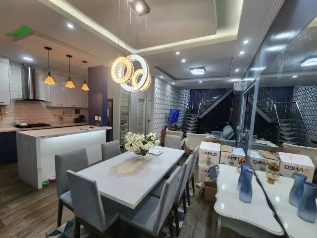 Imagem 2: Jardim Versailes, Mobiliada, Vendo/Alugo, 2 Pisos, 3 Suítes Piscina, Churrasqueira, 2