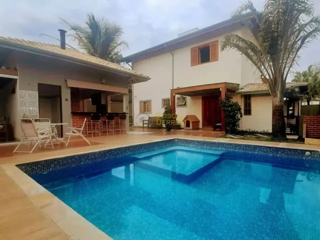 Imagem: A casa em condomínio possui 4 Dormitórios, 4 Suítes, 5