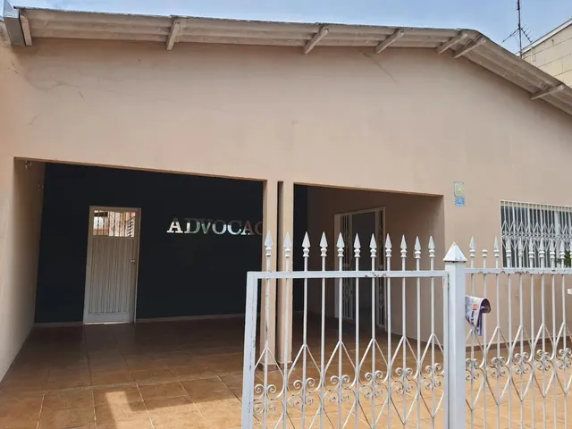 Imagem: A casa possui 3 Dormitórios, 2 Banheiros, 2 Vagas na