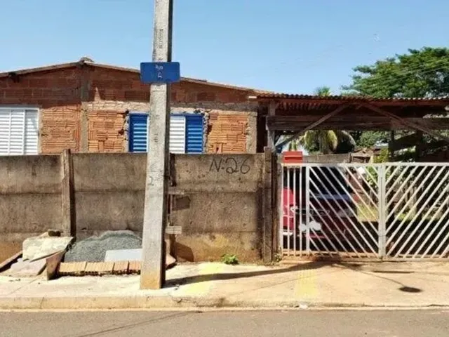 Imagem: A casa possui 2 Dormitórios, 1 Banheiro, 2 Vagas na