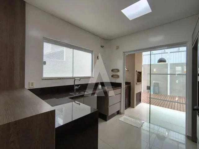 Imagem 4: Casa no Floresta Completa de Armários, Ampla, Ar Condicionado, Churrasqueira e com 03