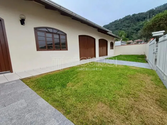 Imagem: A casa possui 4 Dormitórios, 1 Suíte, 3 Banheiros, 2