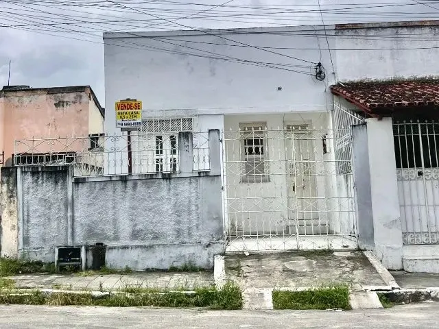 Imagem: A casa possui 3 Dormitórios, 2 Banheiros, 1 Vaga na