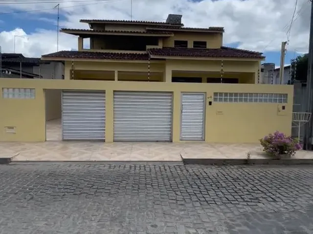 Imagem: A casa possui 4 Dormitórios, 4 Suítes, 5 Banheiros, 4