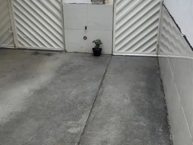 Imagem: A casa possui 4 Dormitórios, 2 Banheiros, 1 Vaga na