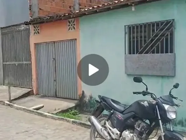 Imagem: A casa possui 2 Dormitórios, 1 Banheiro, 1 Vaga na garagem