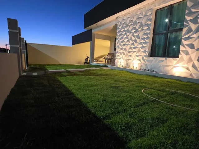 Imagem: A casa possui 3 Dormitórios, Acomodam 8 pessoas, 2 Vagas
