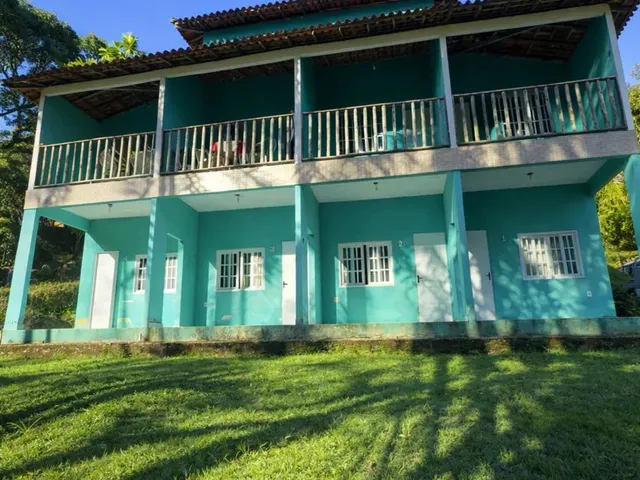 Imagem: A casa possui 3 Dormitórios, Acomodam 6 pessoas, 4 Vagas