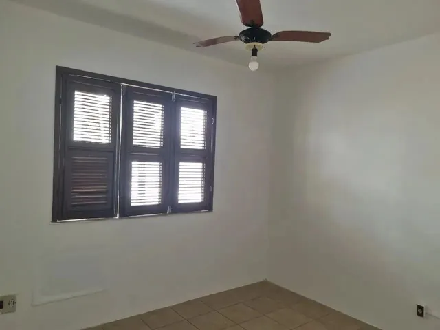 Imagem 3: Casa Duplex com 4 Quartos, 5 Vagas de Garagem na Maraponga