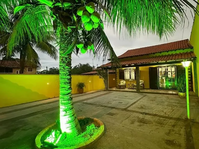 Imagem: A casa possui 2 Dormitórios, Acomodam 8 pessoas, 4 Vagas