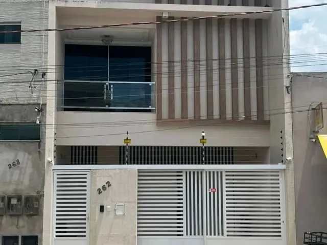 Imagem: A casa possui 4 Dormitórios, 1 Suíte, 3 Banheiros, 2