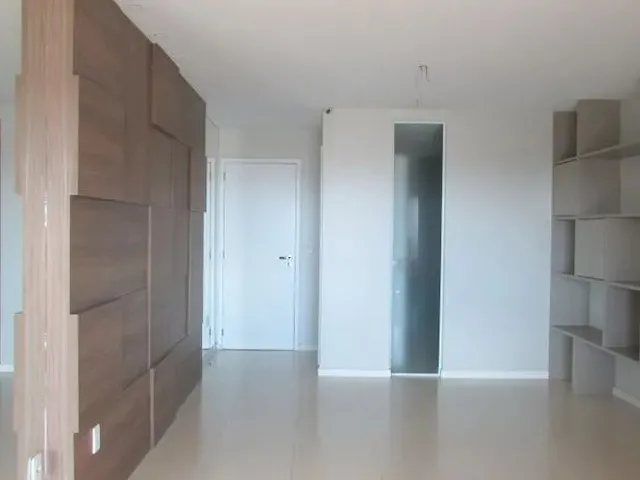 Imagem 5: Excelente Apartamento, Composto de Varanda Gourmet, Ampla Sala de Estar com Rack e Espelho