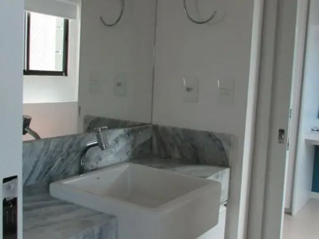 Imagem 4: Excelente Apartamento, Composto de Varanda Gourmet, Ampla Sala de Estar com Rack e Espelho