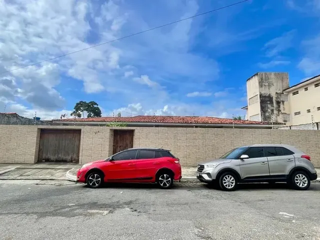 Imagem: A casa possui 4 Dormitórios, 1 Suíte, 3 Banheiros, 3