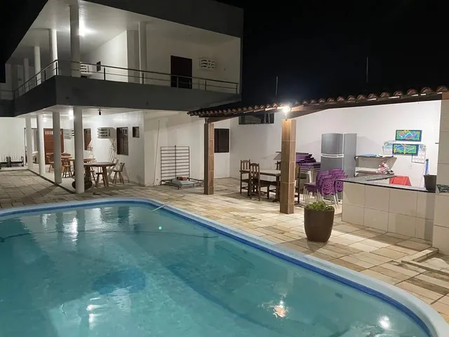 Imagem: A casa possui 4 Dormitórios, 5 Banheiros, 2 Vagas na