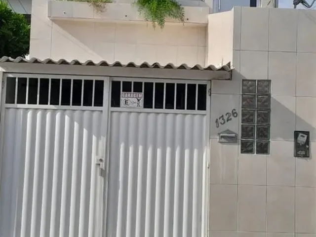 Imagem: A casa possui 2 Dormitórios, 2 Banheiros e está