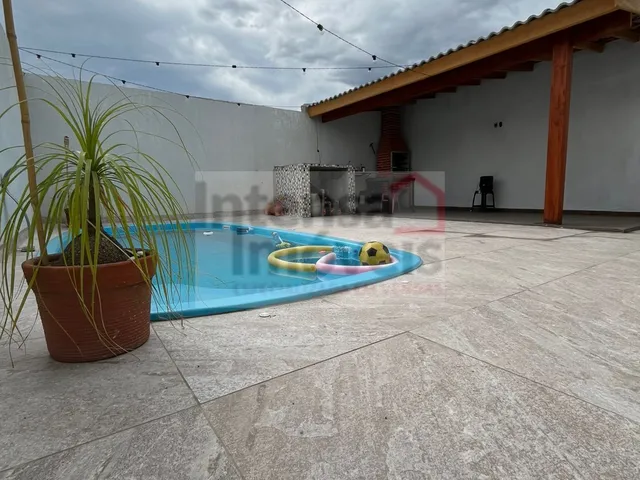 Imagem: A casa possui 2 Dormitórios, 1 Banheiro, 3 Vagas na