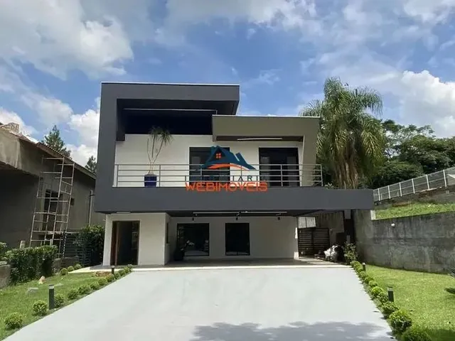 Imagem: A casa em condomínio possui 4 Dormitórios, 4 Suítes, 5