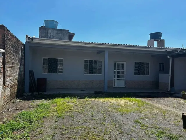 Imagem: Casa com Amplo Terreno e 3 Quartos no Bairro