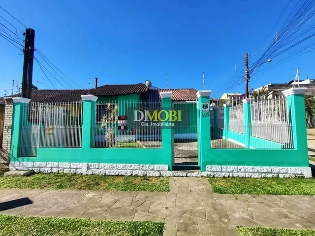 Imagem: A casa possui 3 Dormitórios, 1 Suíte, 2 Banheiros, 2