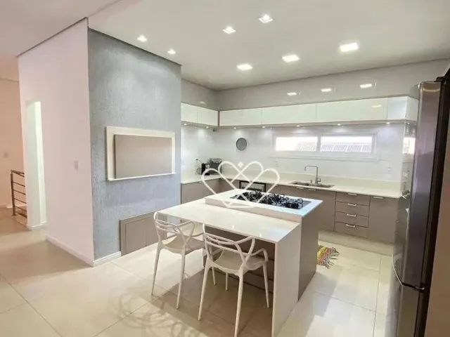 Imagem 13: Casa Nova com Piscina, Área Gourmet e Energia Solar: Conforto e Sustentabilidade em Cada