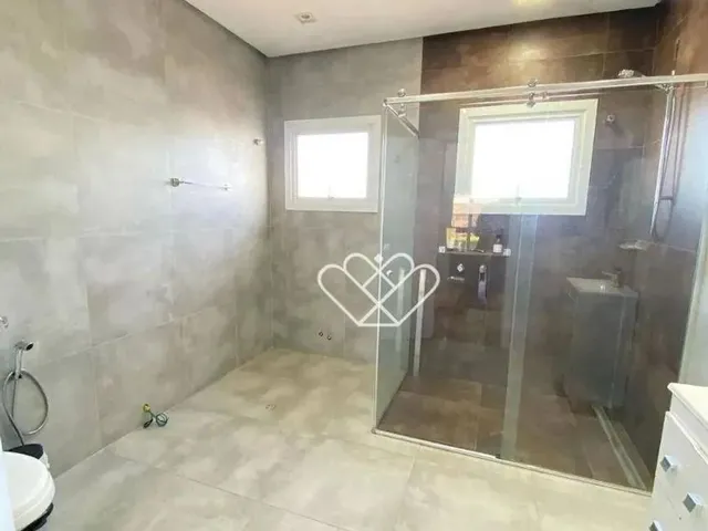 Imagem 9: Casa Nova com Piscina, Área Gourmet e Energia Solar: Conforto e Sustentabilidade em Cada